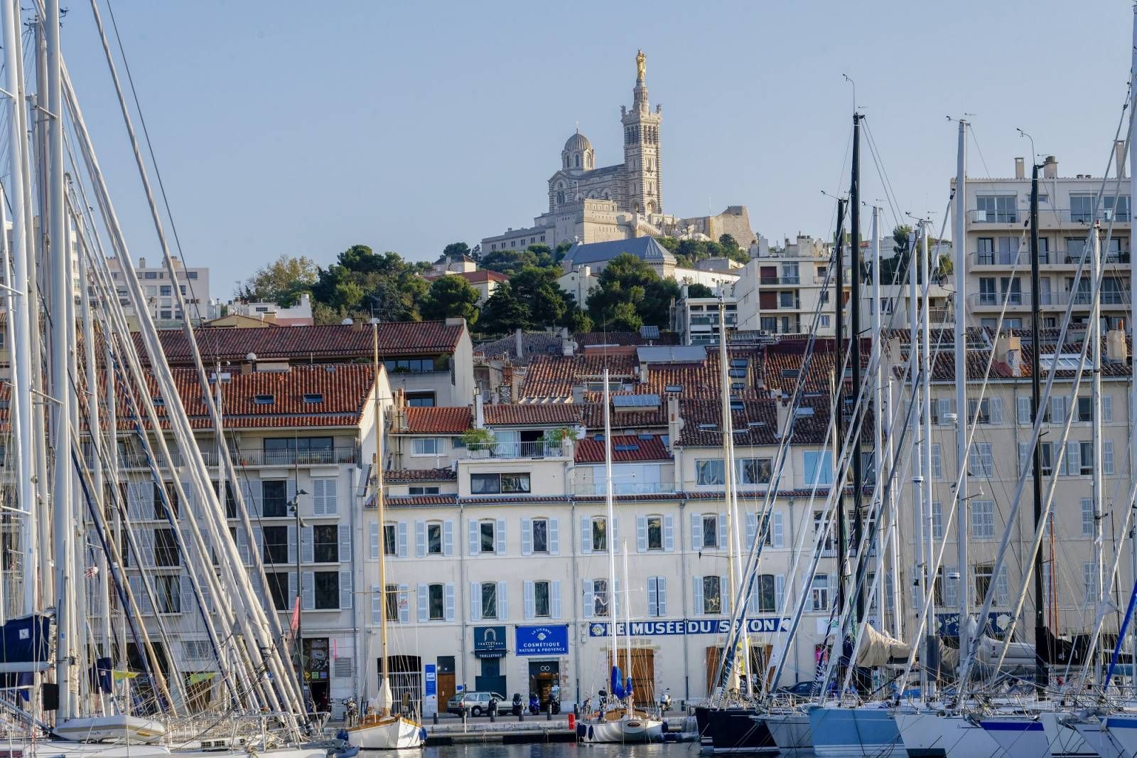 Façade du 25 quai de Rive-Neuve sur le Vieux-Port de Marseille, ravalée par Delagarde